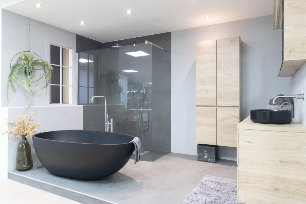 vrijstaand bad en inloop douche